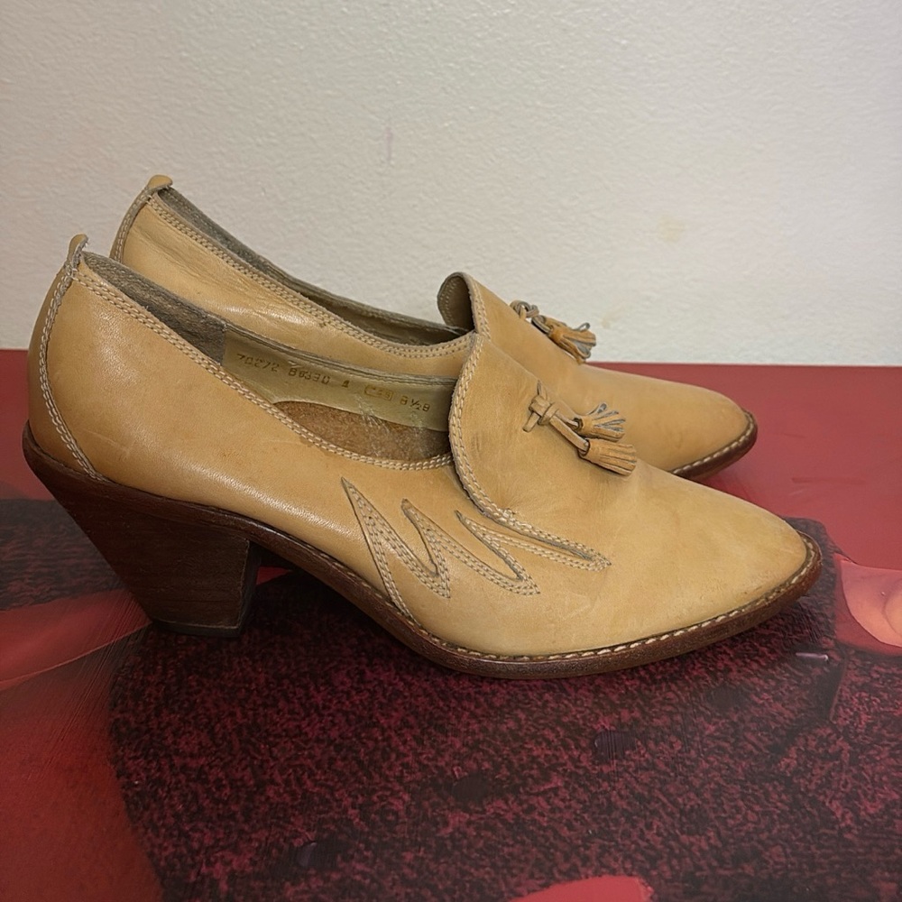 ❎SOLD Vintage 90’s Wild Pair Tan Leather Tassel Loafers Size 8